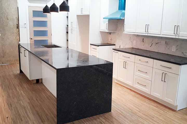 Nous sommes à votre service à Montréal et ses alentours, pour concrétiser tous vos projets de fabrication de comptoirs en pierre naturelle.